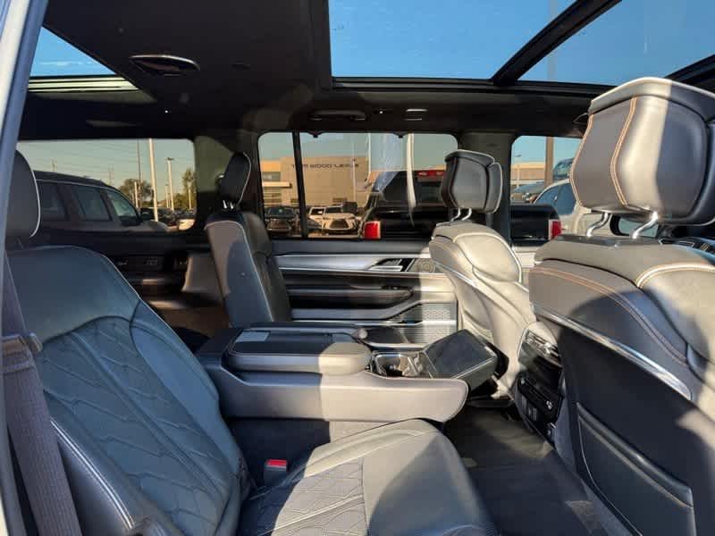 Second-row console and captain's chairs