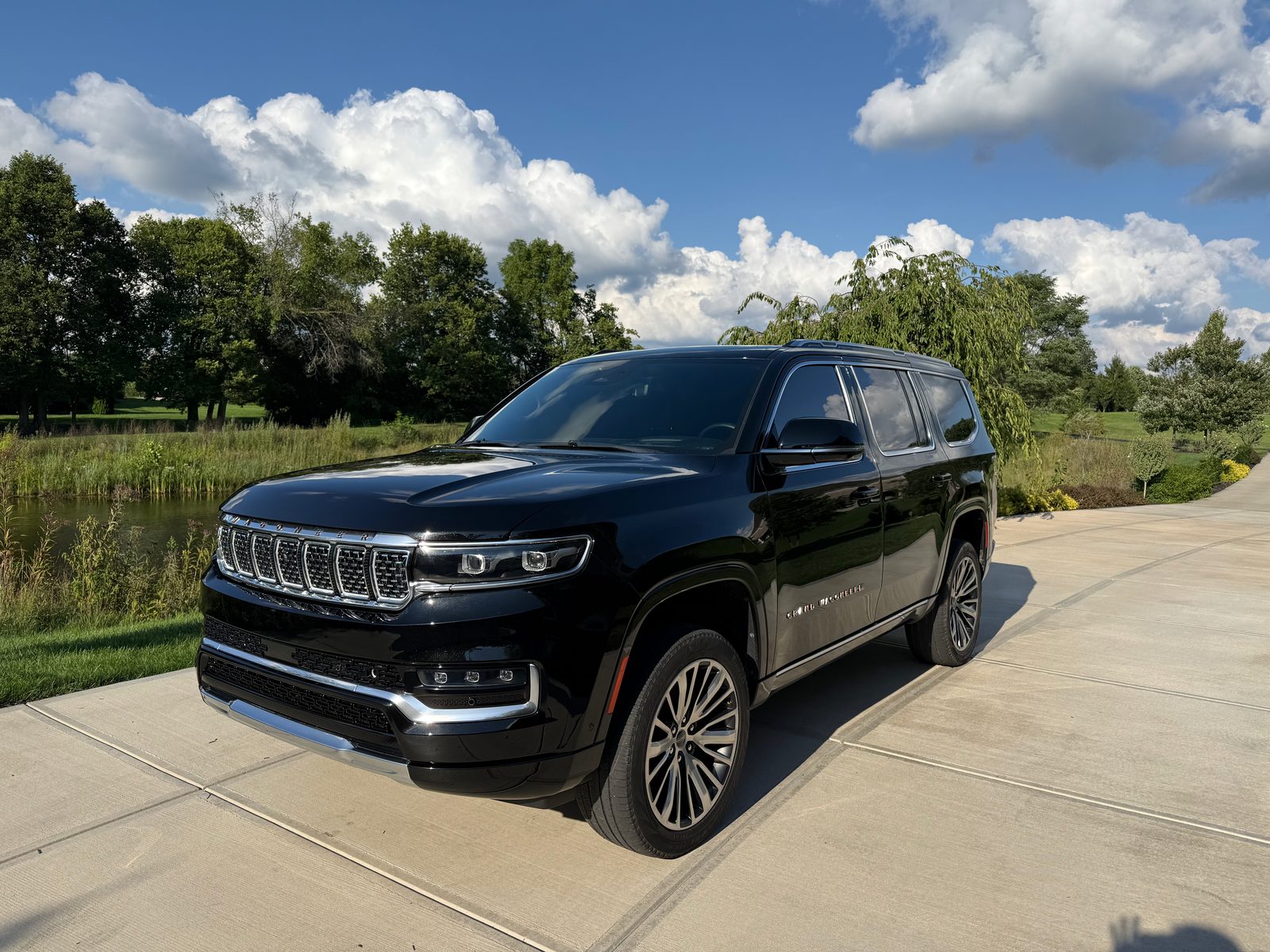 Front three-quarter view, Diamond Black Crystal paint